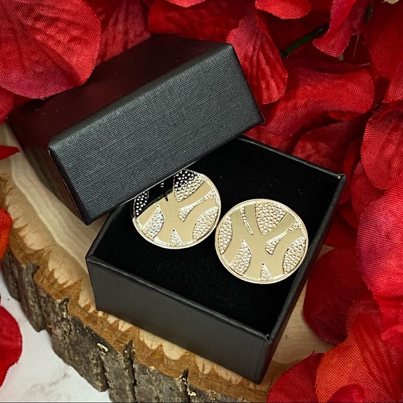 Silver New York Yankees Round Baseball Cufflinks - Picture 12 of 15